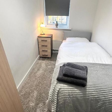 Lovely Single Room Лондон Экстерьер фото
