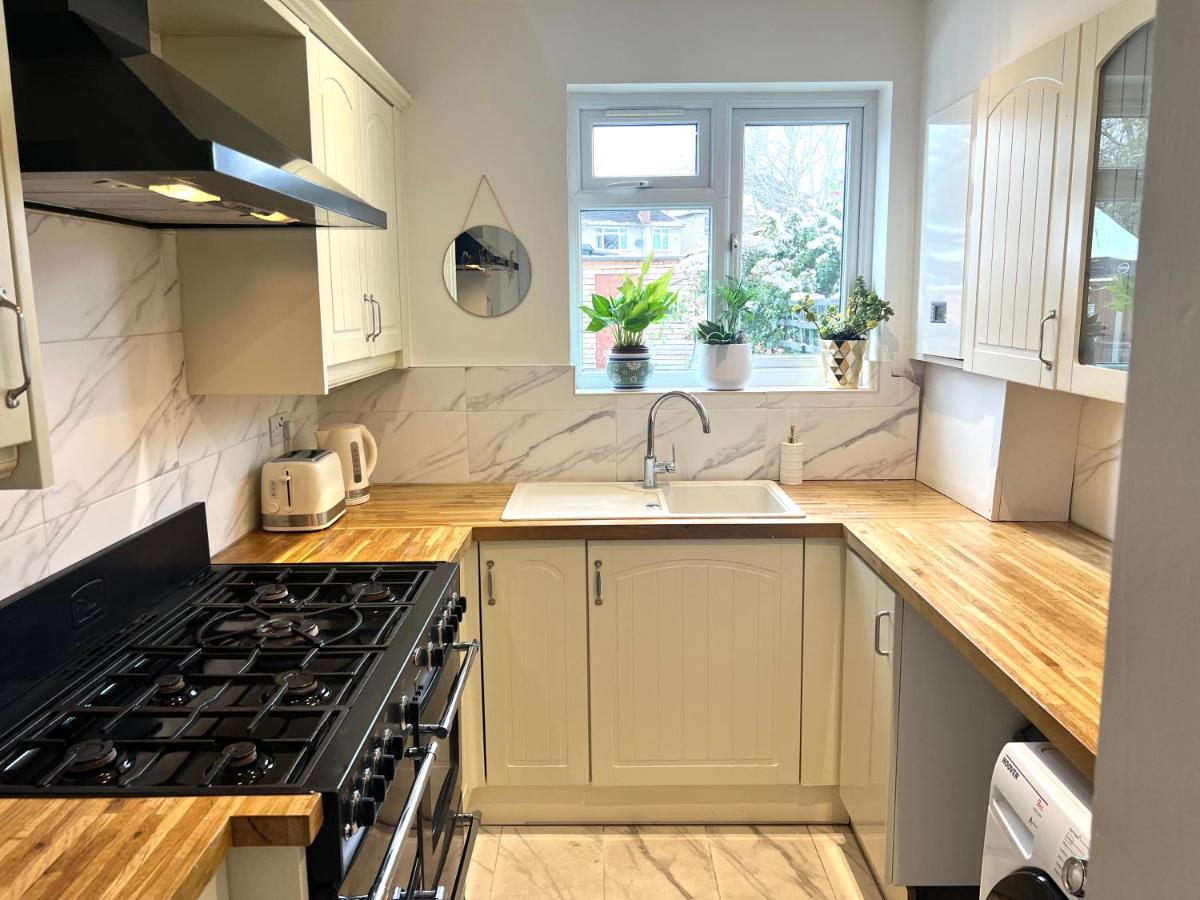 Lovely Single Room Лондон Экстерьер фото